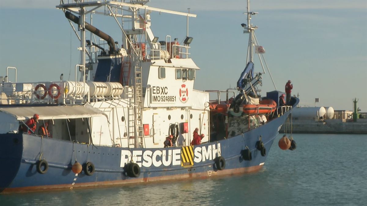 El Aita Mari abandona el puerto. Imagen obtenida de un vídeo de EITB Media.