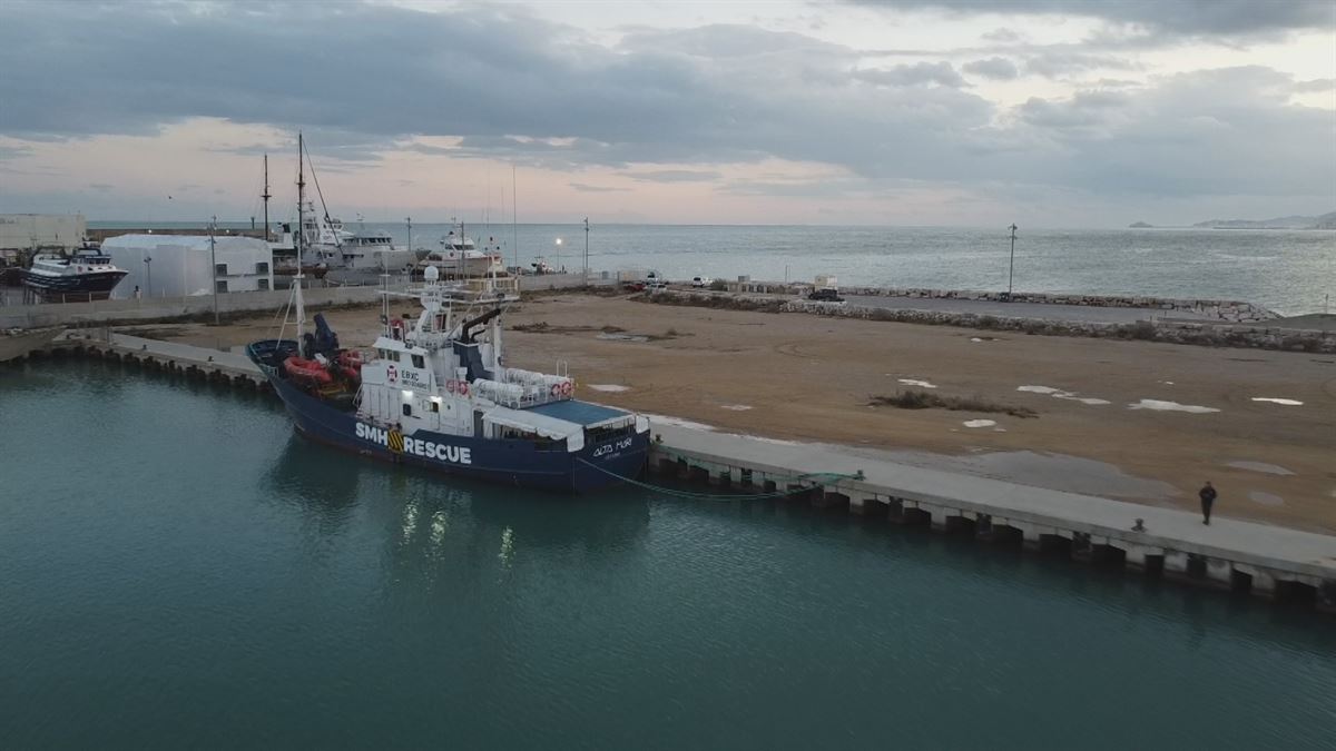 El buque de rescate Aita Mari en el puerto de Vinaròs (Castellón). Foto: SMH