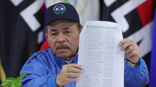 Daniel Ortega muestra la lista de los presos excarcelados y expulsados. Foto: Efe