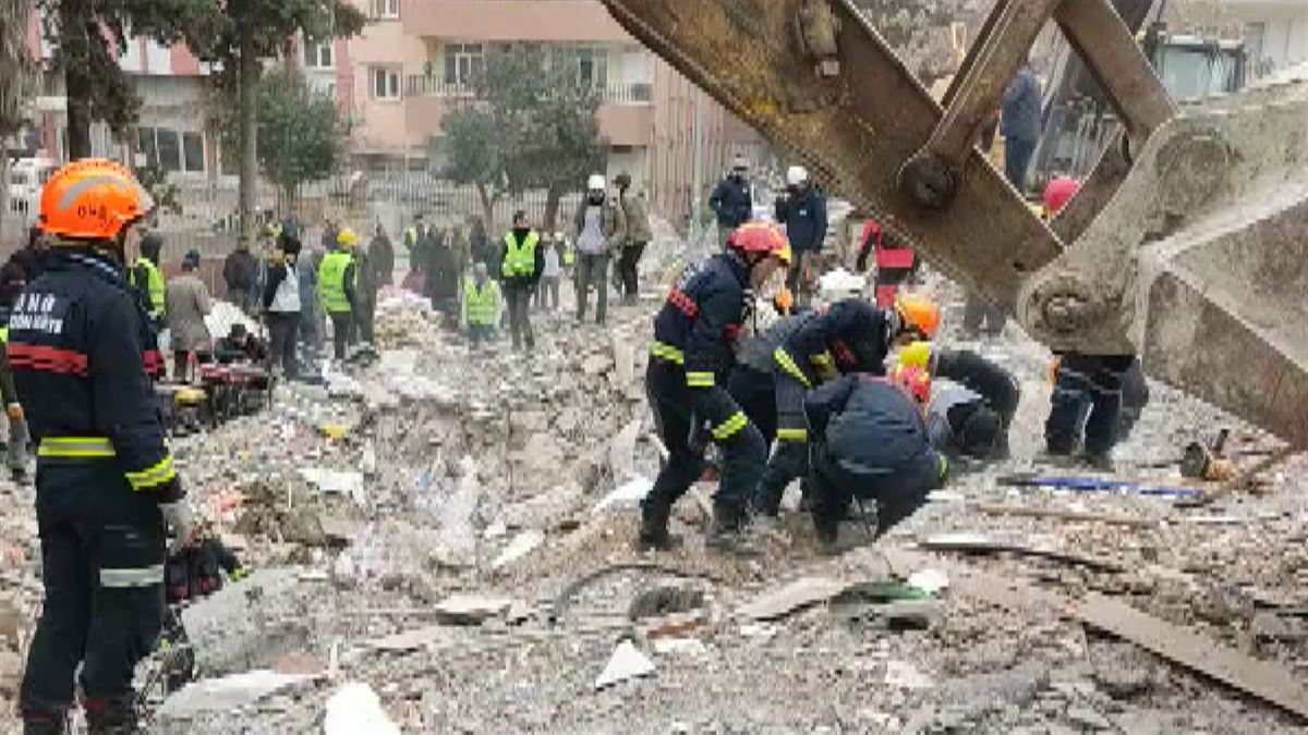 Los bomberos vitorianos desplazados a Turquía trabajan a contrarreloj buscando supervivientes