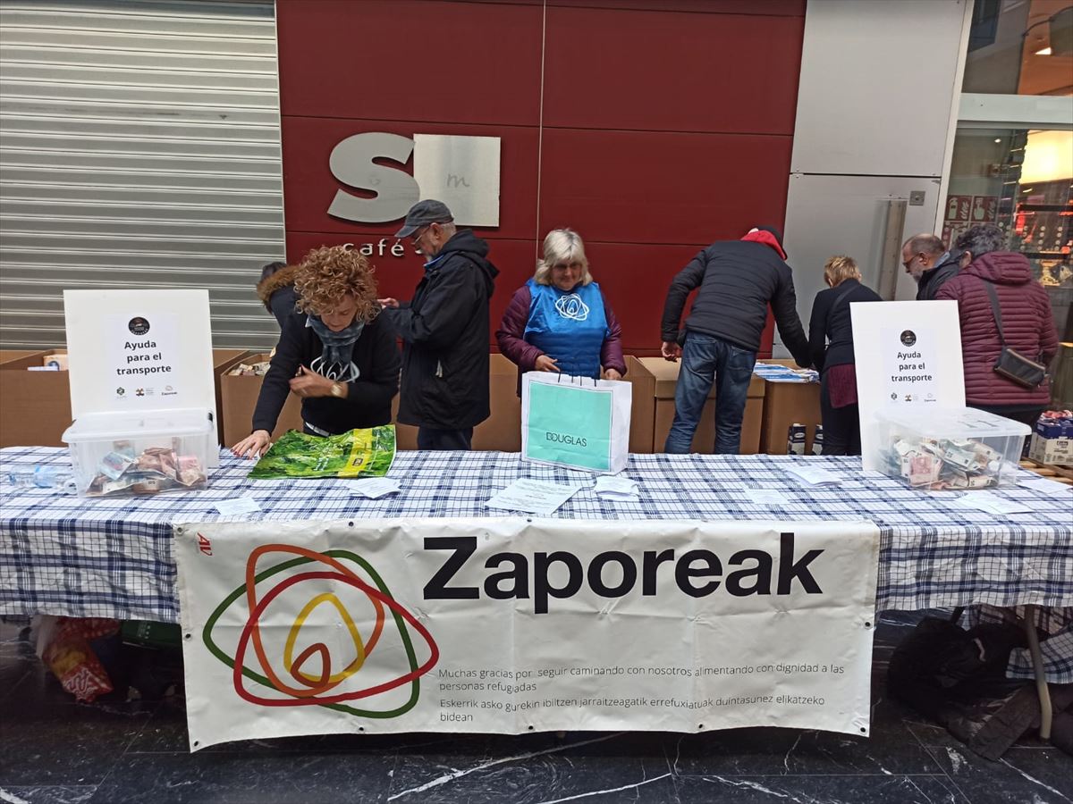 Voluntarios de Zaporeak recogen comida este sábado en Donostia-San Sebastián. Foto: EITB Media