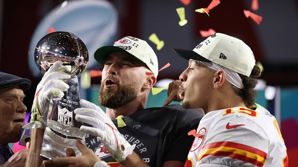 Patrick Mahomes (eskuinean) eta Travis Kelce (ezkerrean) Chiefseko jokalariak garaikurrarekin.