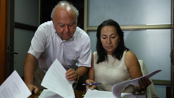 Rodolfo Reyes, poetaren iloba, eta Elizabeth Flores abokatua, txostenari begira. 