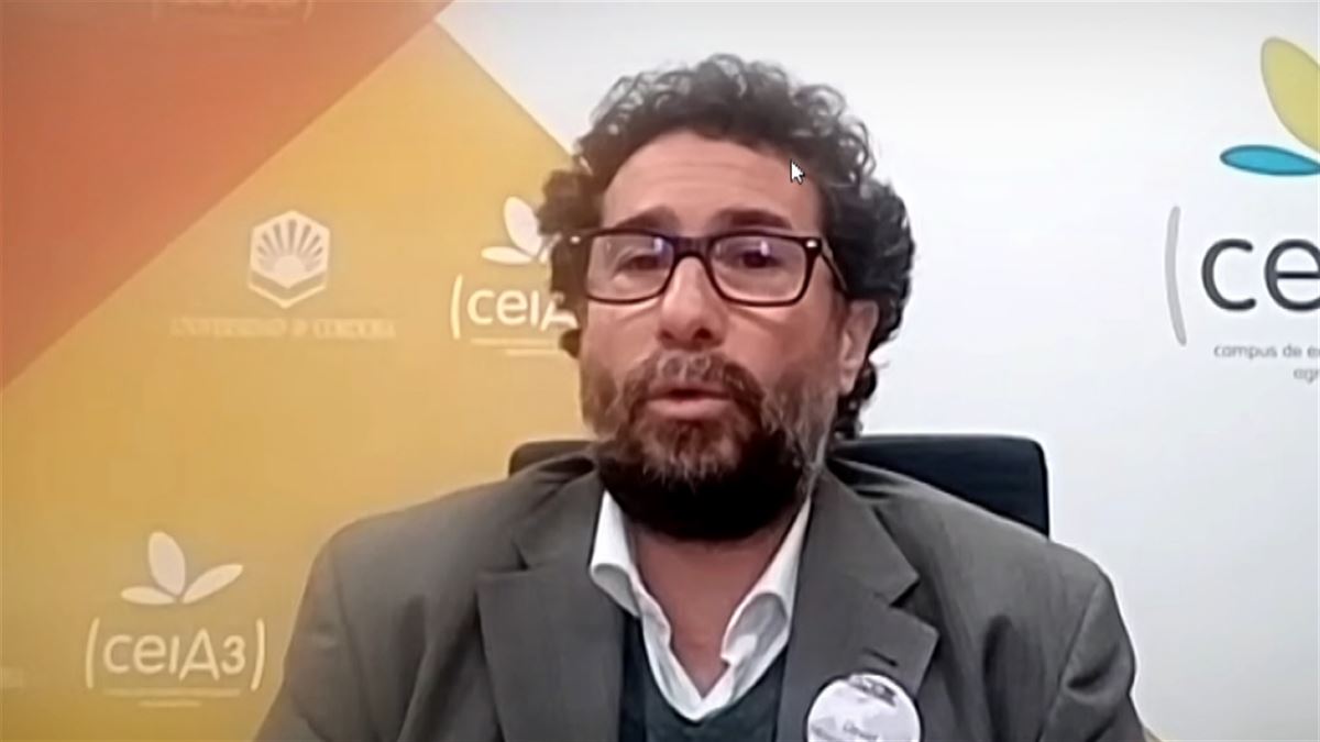 El sociólogo David Moscoso cree que el fútbol es ''un mundo machista y homófobo''. Imagen: EITB.