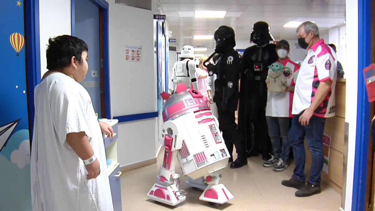 Darth Vader y los soldados imperiales visitan el Hospital Donostia