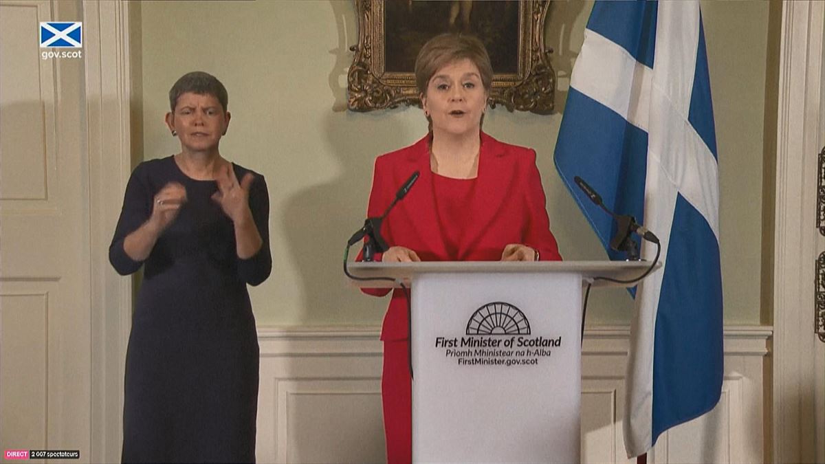 Nicola Sturgeonek Eskoziako lehen ministro kargua utziko duela iragarri du.