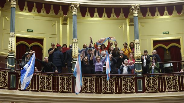 Un grupo del colectivo LGTBI celebran la aprobación de la Ley Trans en el Congreso