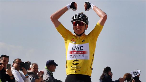 Pogacar festeja su triunfo, este jueves, en la Vuelta a Andalucía. Foto: EFE. 