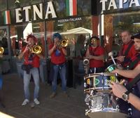 El sonido de la txaranga de la afición baskonista alegra las calles de Badalona