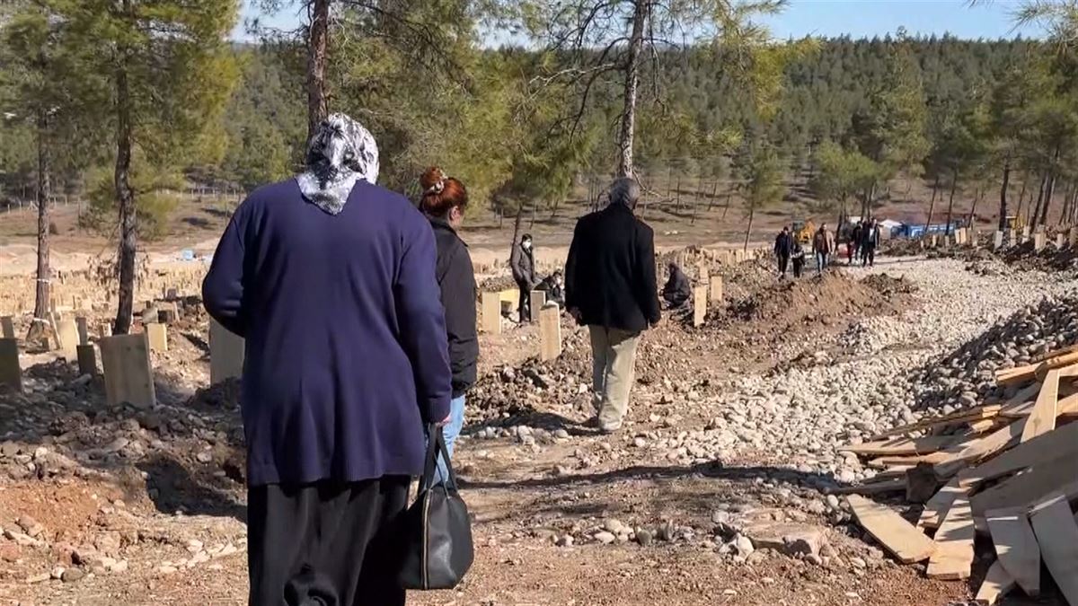 Los cementerios se llenan en Turquía y Siria para recordar a los fallecidos en los terremotos