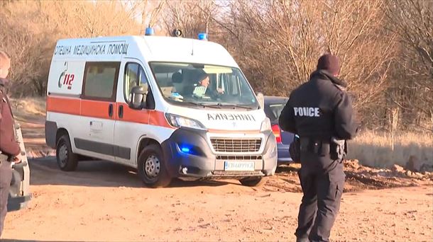 Ambulancia traslada a supervivientes. Imagen extraída de un vídeo de agencias. 