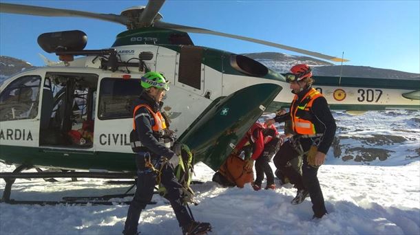 Guardia Zibileko mendi-erreskaterako taldea, lanean. Argazkia: Guardia Zibila