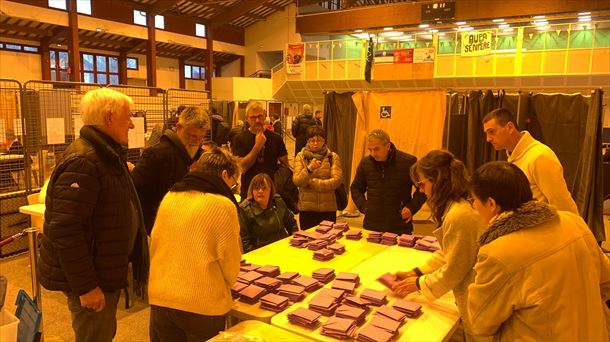 Vecinos y vecinas de Senpere cuentan los votos. Foto: Euskadi Irratia