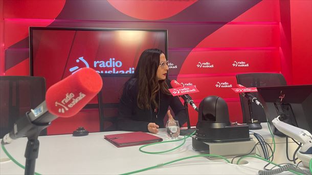 Begoña Pedrosa en Radio Euskadi. Foto: EITB Media