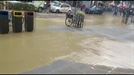 La rotura de una tubería en Bilbao provoca un desbordamiento de agua en la calle Doctor Areilza