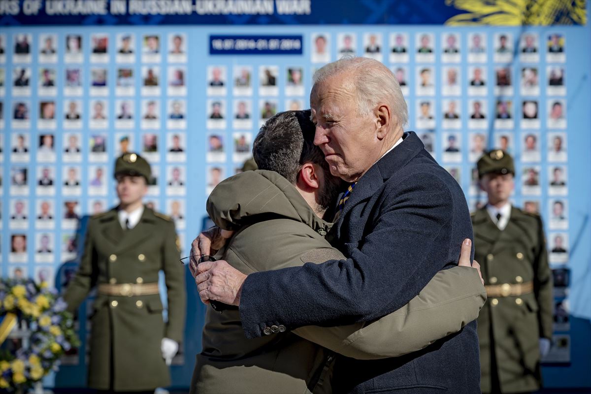 Abrazo entre Biden y Zelenski, hoy, en Kiev. Foto: EFE