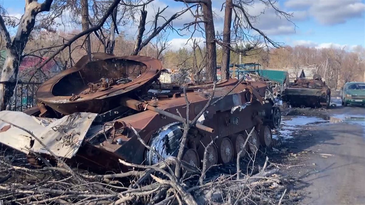 Suntsitutako tanke hondarrak aurkitu ditu EITBko lantaldeak Donbass inguruan. Argazkia: EITB Media.