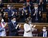 Pablo Casado es aplaudido en su último día en el Congreso.