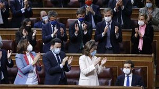 Pablo Casado es aplaudido en su último día en el Congreso.