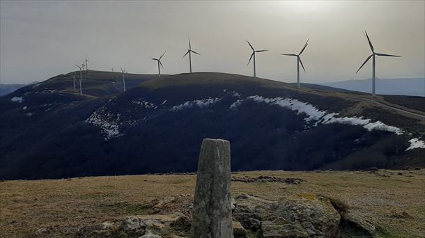 ¿Cómo funcionan la energía eólica y la solar?