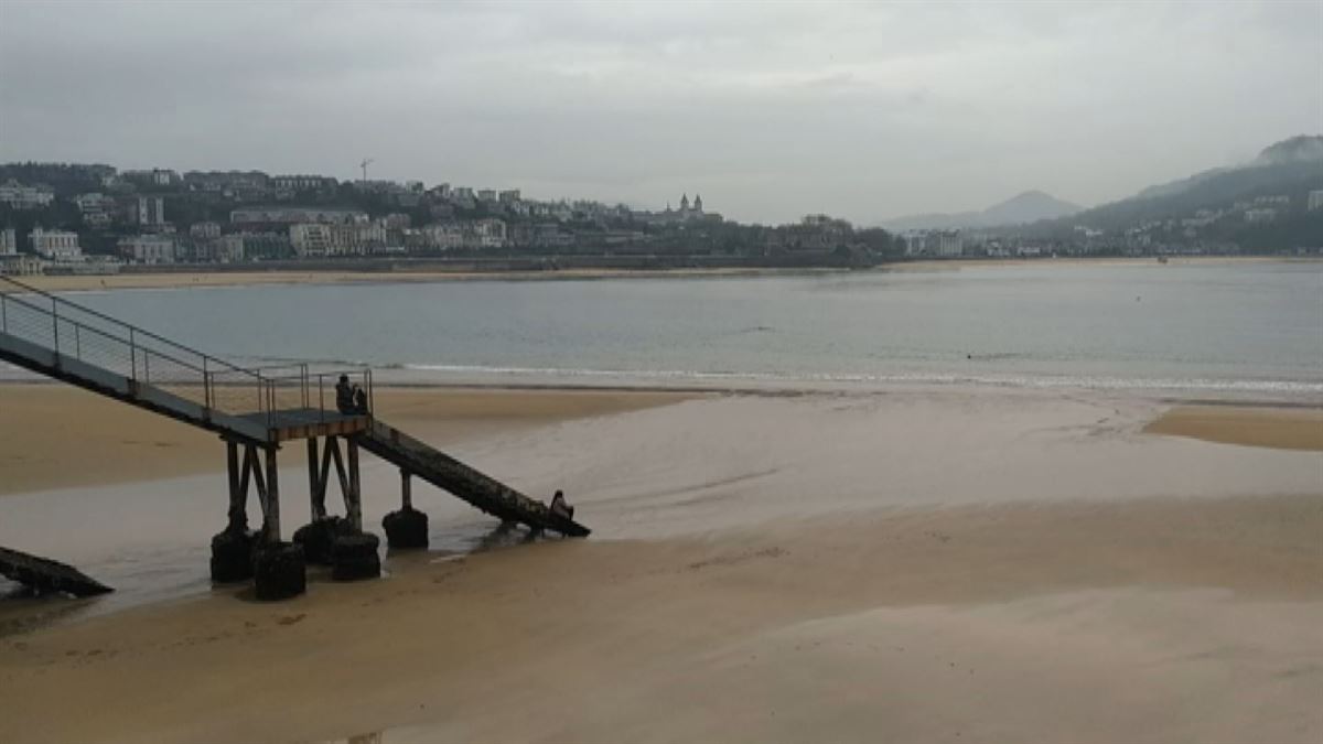 La playa de la Concha con mareas vivas. Imagen: Luis Dadebat