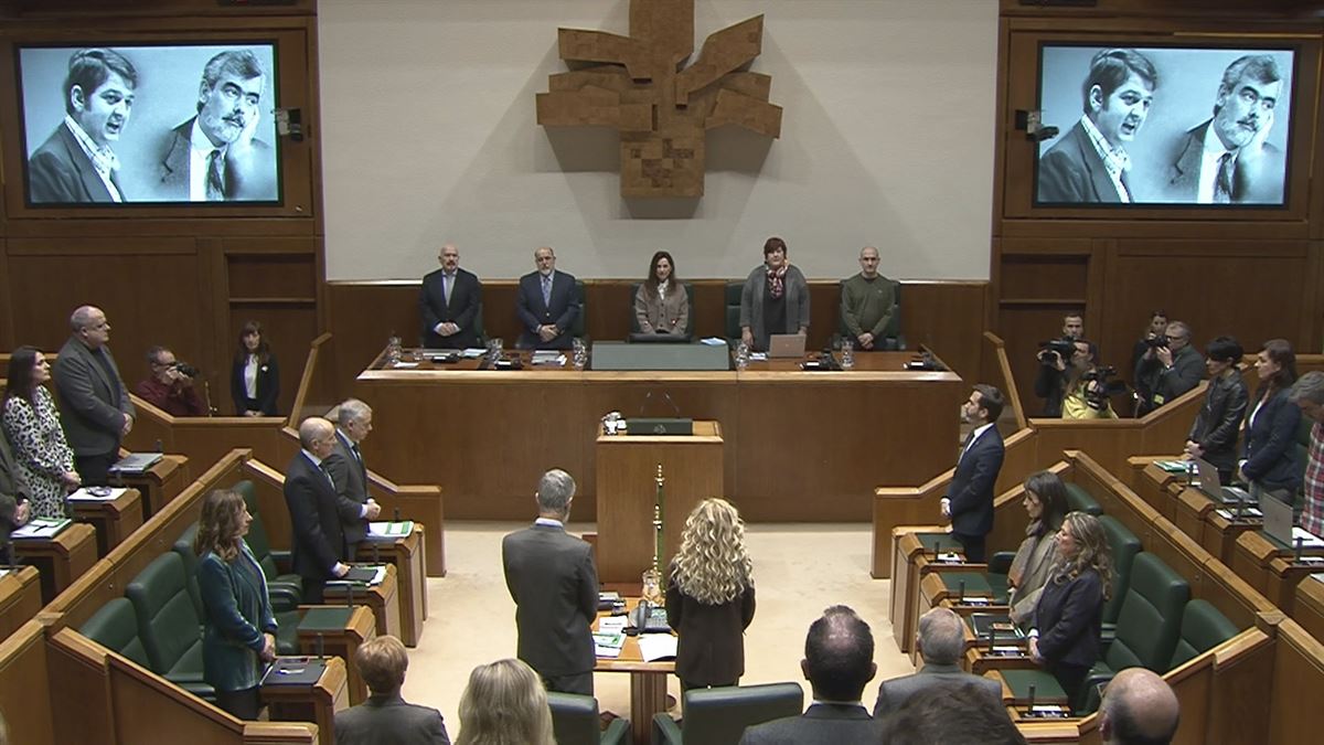 Minuto de silencio. Imagen obtenida de un vídeo del Parlamento Vasco.