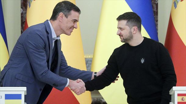 Imagen de archivo de un encuentro entre Sánchez y Zelenski, en febrero de 2023. Foto: EFE