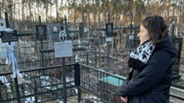 Tatiana visita la tumba de su madre en el cementerio de Bucha | Fuente: Radio Euskadi