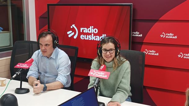 Hanna y Carlos en los estudios de Radio Euskadi