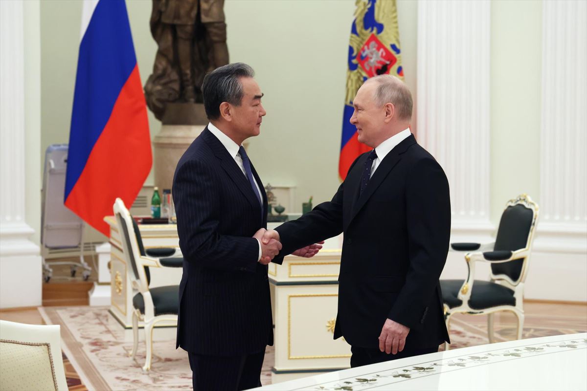 El director de la Oficina de Asuntos Exteriores, Wang Yi, junto a Vladimir Putin este martes. 