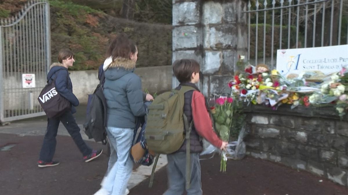 Alumnos vuelven a clase. Imagen obtenida de un vídeo de AFP.