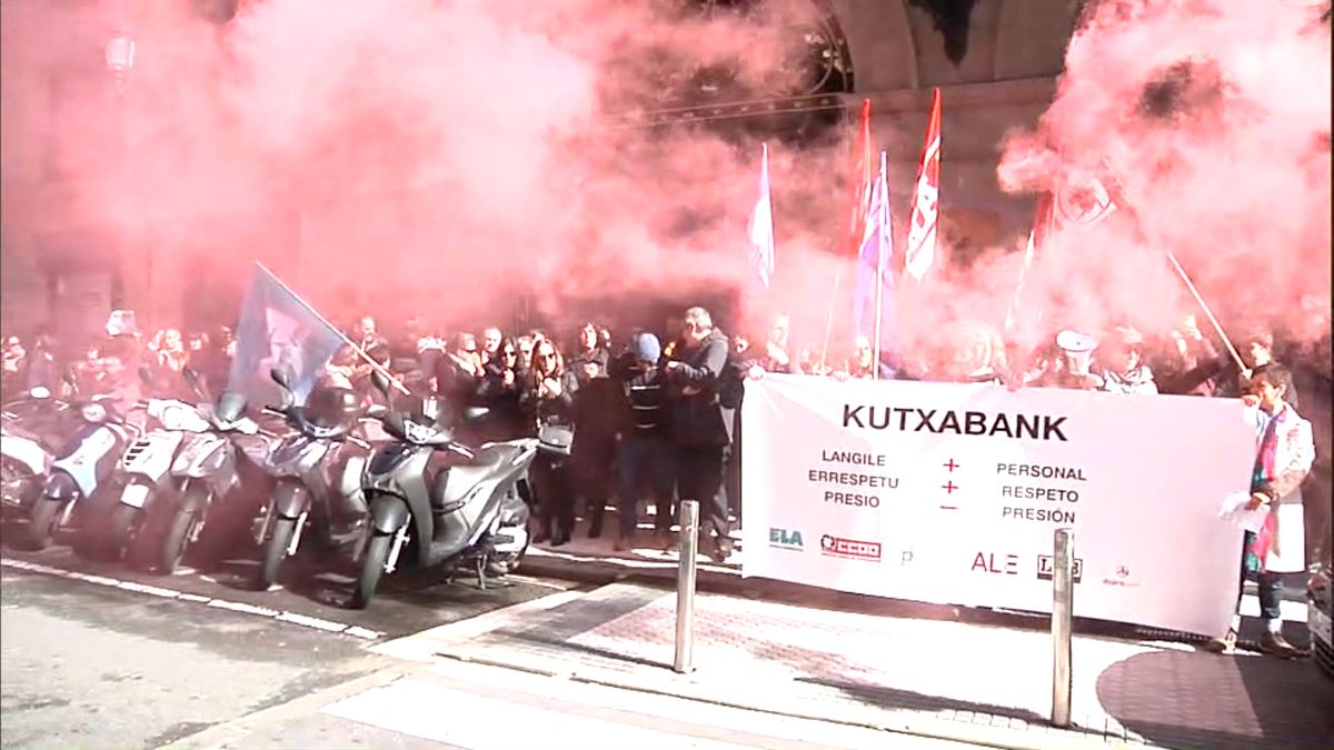 Protesta de los trabajadores de Kutxabank en Bilbao. Foto: EiTB