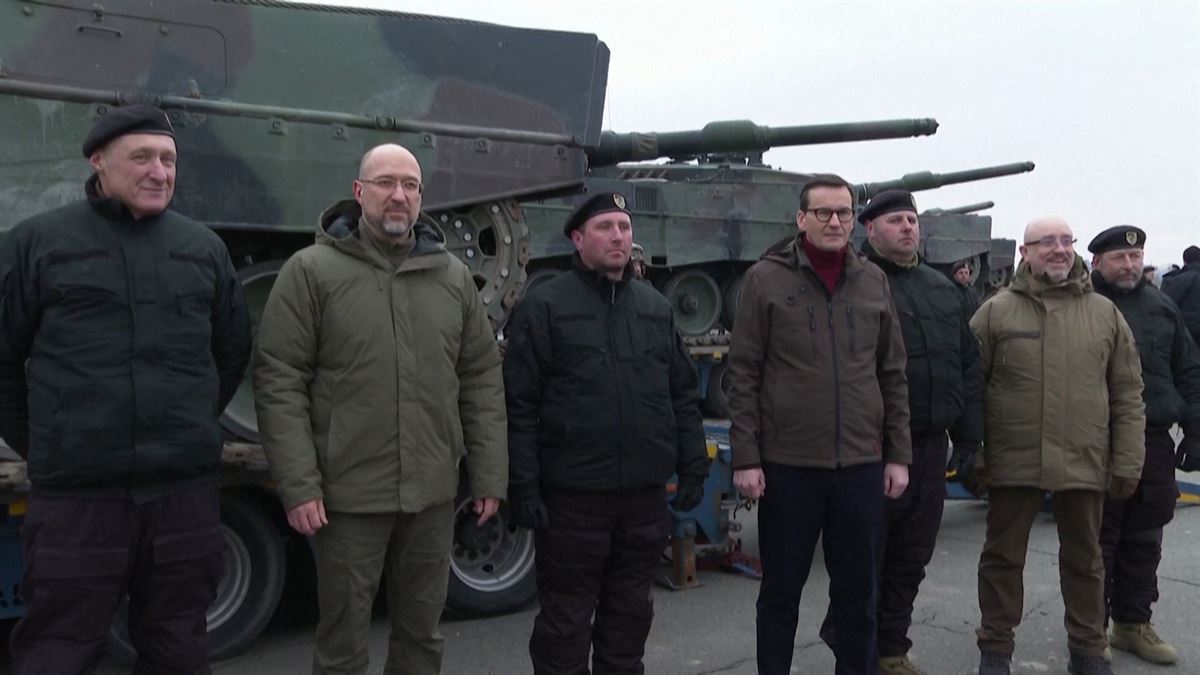 Ukrainako eta Poloniako ordezkariak Leopard tankeen aurrean. Irudia: EITB