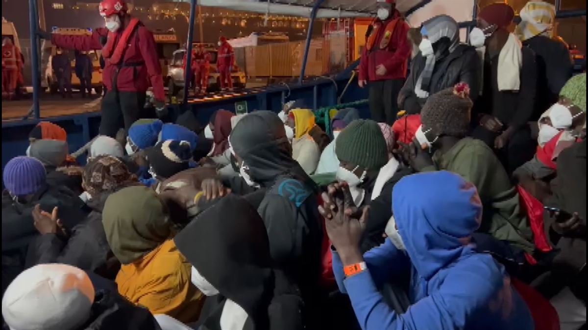 Desembarcan en Ortona las 40 personas rescatadas el martes por el Aita Mari