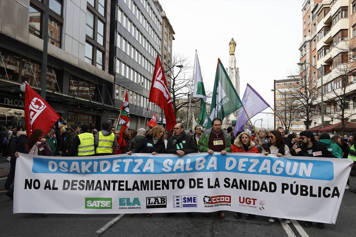 Manifestación multitudinaria a favor de la salud pública y Osakidetza, en Bilbao