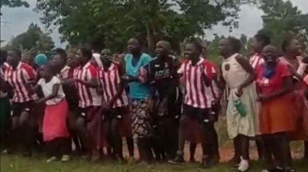 Grada de animación en el Derby de Uganda