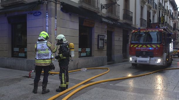 Bomberos, esta mañana. Imagen obtenida de un vídeo de EITB Media.