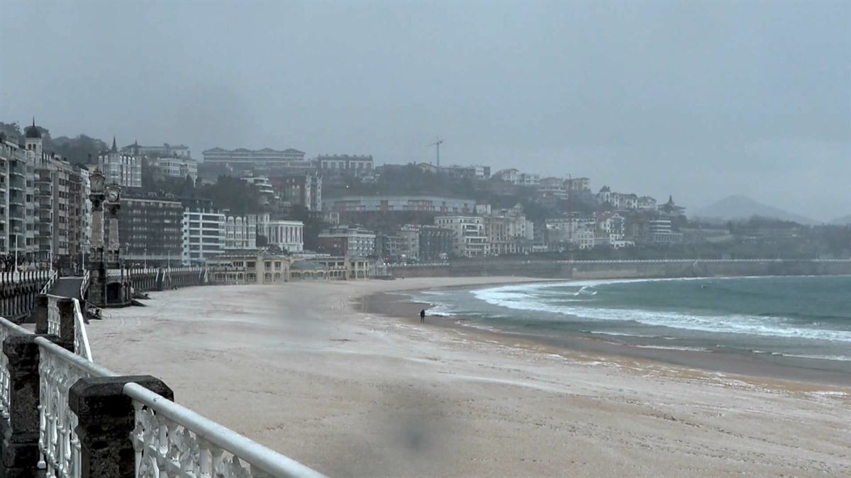 La nieve ha llegado a la playa de la Concha de San Sebastián. 