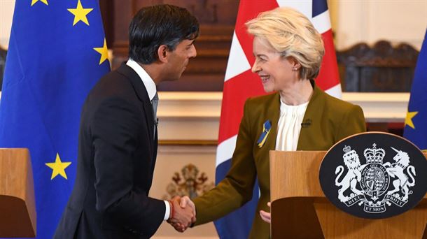 Apretón de manos entre Rishi Sunak y Ursula von der Leyen en Windsor. Foto: EFE