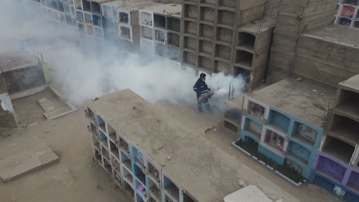 Operarios fumigan un cementerio. Imagen obtenida de un vídeo de Agencias.