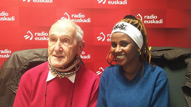 El misionero Ángel Olaran y la etíope Regat Lula en estudios de Radio Euskadi