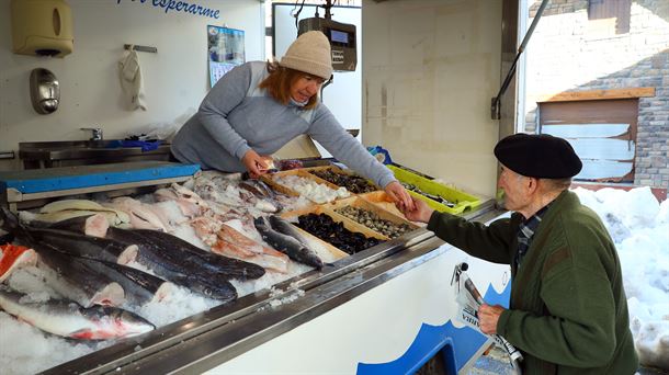 Yolanda Mateo atendiedo a un cliente en su pescadería móvil. Foto: Diario de Navarra.