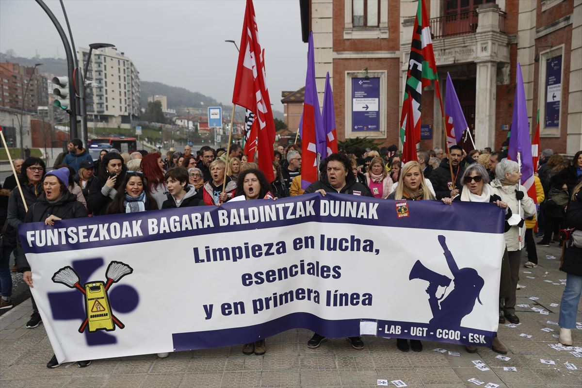 Trabajadoras de limpieza de Osakidetza se manifiestan en Bilbao. Foto: EITB MEDIA