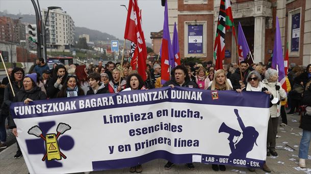 Trabajadoras de limpieza de Osakidetza se manifiestan en Bilbao. Foto: EITB MEDIA