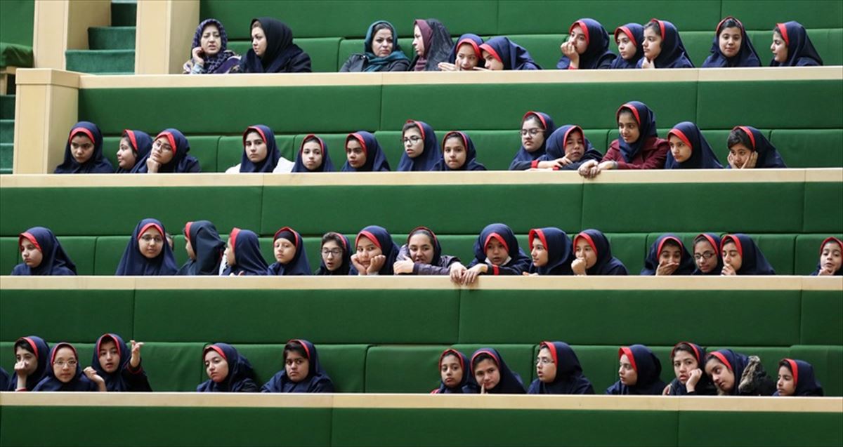 Niñas en un colegio de Teherán (Irán). Foto: EFE