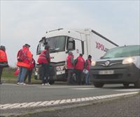 Frantziako kamioilariak errepideak blokeatzen hasi dira