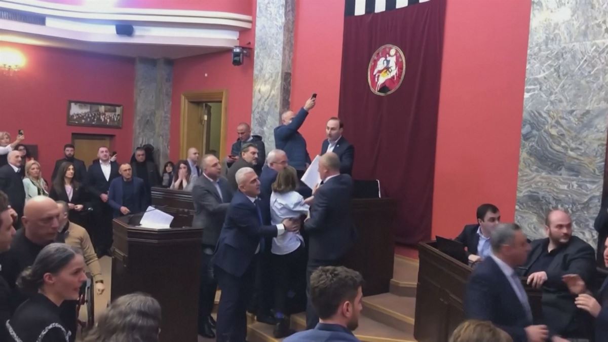 Pelea en el Parlamento de Georgia. Imagen obtenida de un vídeo de Agencias.