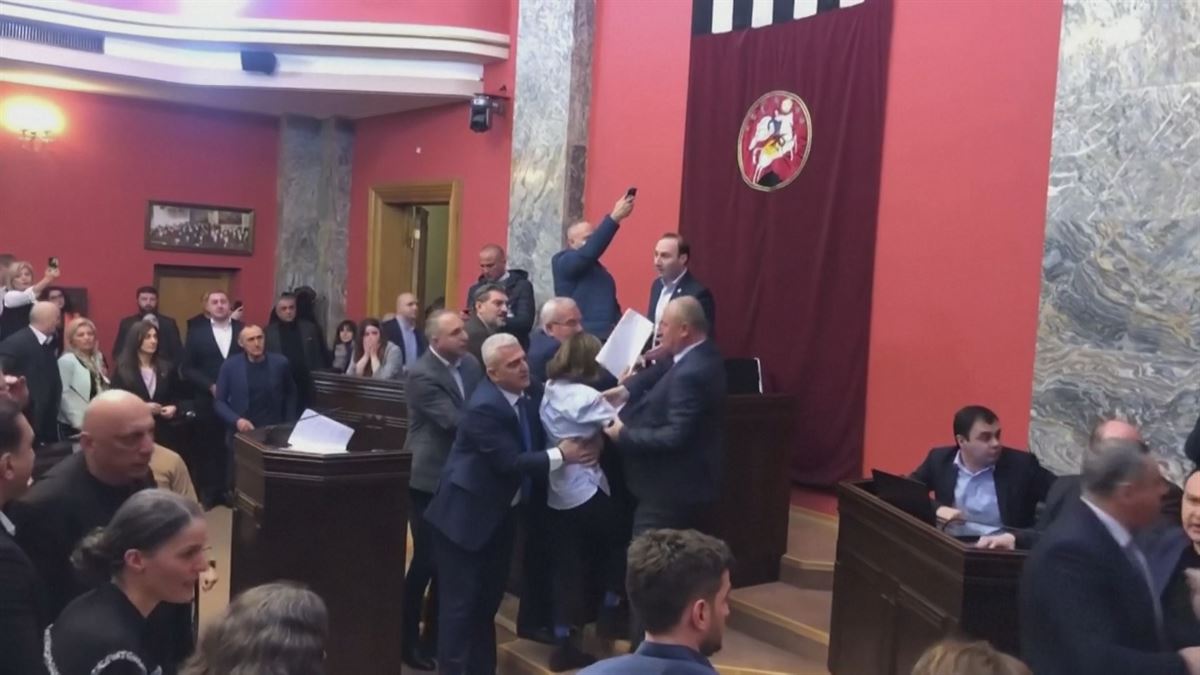 Borroka Parlamentuan. Agentzietako bideo batetik ateratako irudia.