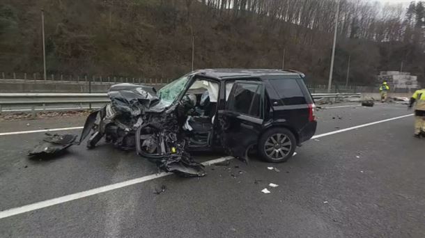 Vehículo accidentado. Imagen obtenida de un vídeo de @BomberosIurreta.
