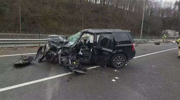 Istripua izan duen autoetako bat. @BomberosIurreta-ren bideo batetik ateratako irudia.